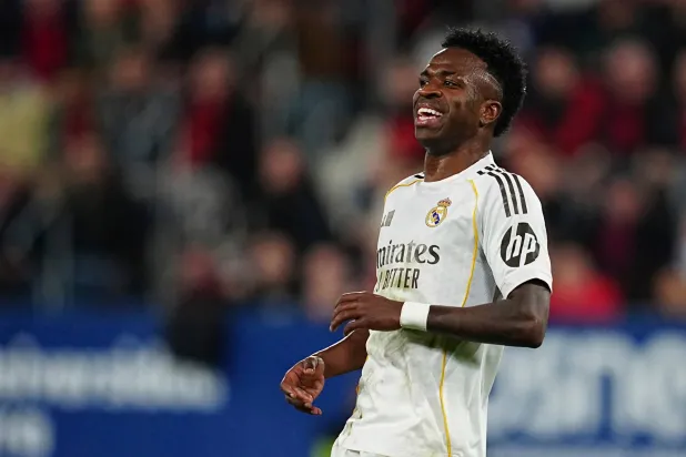 تغيُّر يُلحظ بملامح اللاعب البرازيلي فينيسيوس جونيور عاد يبتسم ويراوغ ويصنع الفارق في المباريات الكبرى (أ.ب)