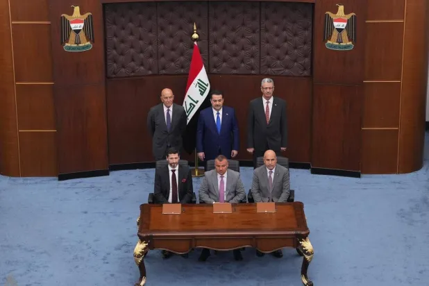رئيس الوزراء العراقي يشهد توقيع اتفاقية بين «شيفرون» وشركة «نفط ⁠البصرة» (إكس)