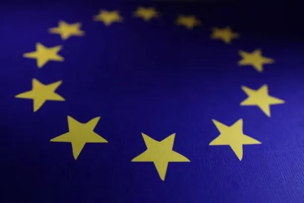 علم الاتحاد الأوروبي في هذا الرسم التوضيحي (رويترز)
