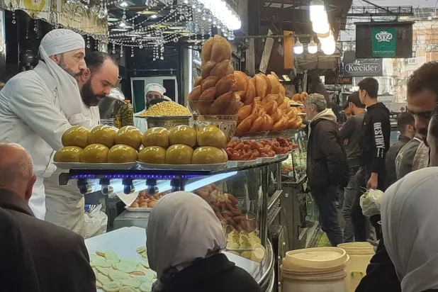 محل متخصص لبيع عجينة القطايف والقشدة في رمضان بدمشق (الشرق الأوسط)