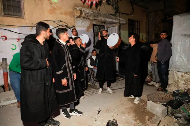 المسحراتية في خان يونس جنوب قطاع غزة (رويترز)