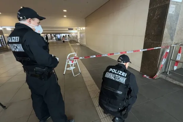 لقطة مأخوذة من تسجيل فيديو تُظهر الشرطة أثناء تحقيقها في هجوم بسكين في المحطة الرئيسية بفورتسبورغ (د.ب.أ)