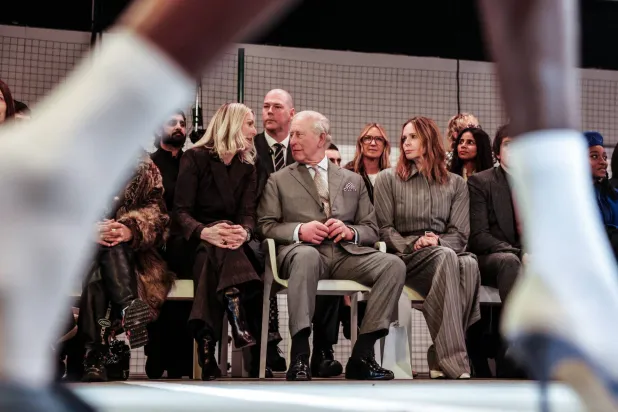 هذه هي المرة الثانية التي يحضر فيها ملك بريطاني عرض أزياء حياً بعد الملكة الراحلة إليزابيث الثانية (رويترز)