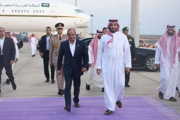 ولي العهد السعودي الأمير محمد بن سلمان مستقبلاً الرئيس المصري عبد الفتاح السيسي في أغسطس الماضي (الرئاسة المصرية)