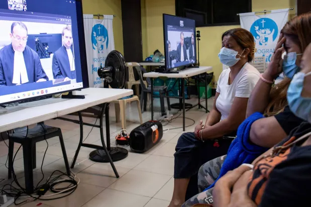 بعض عائلات ضحايا حرب الرئيس الفلبيني السابق رودريغو دوتيرتي على المخدرات يتابعون بثاً مباشراً لجلسة تمهيدية لمحاكمته من قبل «الجنائية الدولية» في لاهاي الاثنين (أ.ف.ب)

