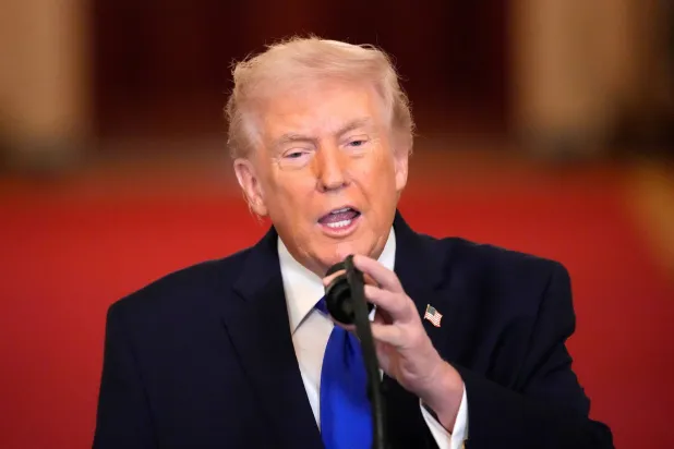 ترمب يلقي كلمة خلال فعالية لإعلان «يوم عائلة الملاك» في البيت الأبيض بواشنطن اليوم (أ.ب)