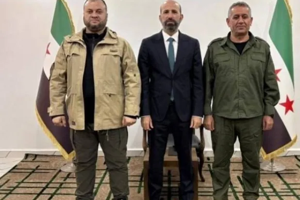 محافظ الرقة عبد الرحمن سلامة يتوسط القيادي في قوات «الأسايش» محمود خليل وقائد قوى الأمن الداخلي بمحافظة الحسكة العميد مروان العلي (متداولة)