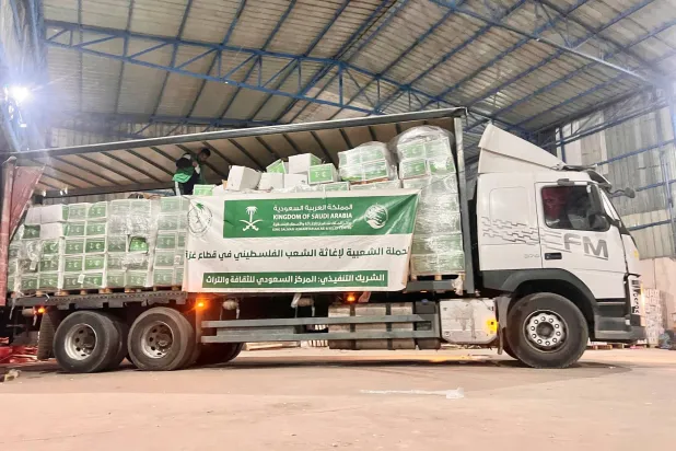 القافلة تحمل على متنها سلالاً غذائية ضمن الحملة الشعبية السعودية لإغاثة الشعب الفلسطيني في القطاع (واس)