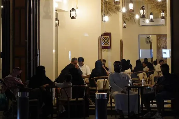 مقاهي جدة التاريخية في رمضان… حين يصبح المساء طقساً اجتماعياً