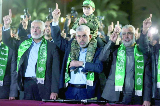 أرشيفية لزعيم «حماس» في غزة يحيى السنوار وإلى جواره إسماعيل هنية في عام 2017 (رويترز)