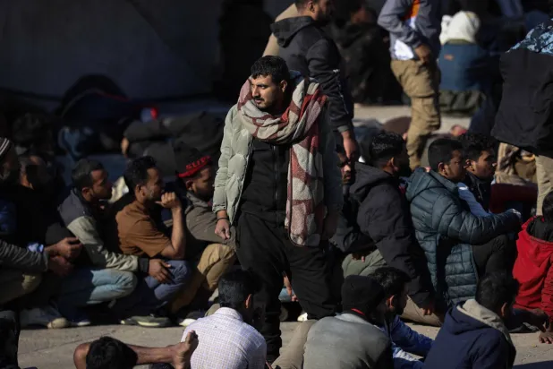 مهاجرون يُنتظَر نقلهم إلى ميناء أجيا غاليني بعد إنقاذهم من قِبل جهاز خفر السواحل اليوناني في جزيرة كريت الأسبوع الماضي (أرشيفية - أ.ف.ب)