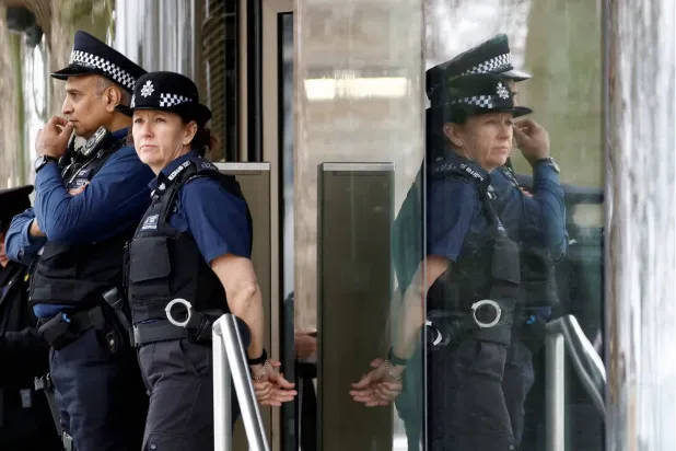 İngiliz polisi, (Reuters)