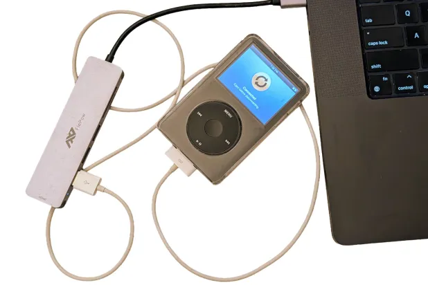 توليفة مناسبة الثمن لتوصيل "آيبود" بكابل منج قبل 15 عاما بجهاز كومبيوتر بمنافذ "يو اس بي" صغيرة