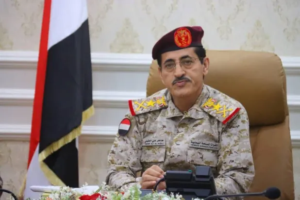 العقيلي يقود مهمة إنهاء الازدواج وتطبيق الحوكمة في وزارة الدفاع اليمنية (إعلام حكومي)