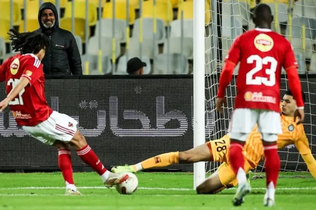 مروان عثمان «أوتاكا» لحظة تسجيله هدف الفوز للأهلي في مرمى سموحة (النادي الأهلي)