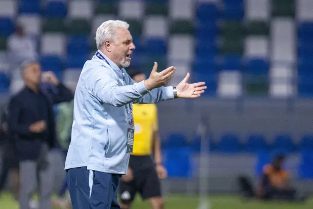 ماريوس سوموديكا مدرب فريق الأخدود (تصوير: سعد الدوسري) 