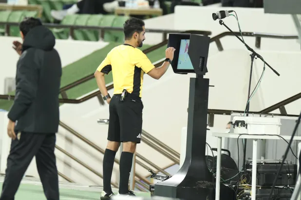 حكم اللقاء فيصل البلوي لحظة مراجعة تقنية الفيديو المساعد (تصوير: عدنان مهدلي)