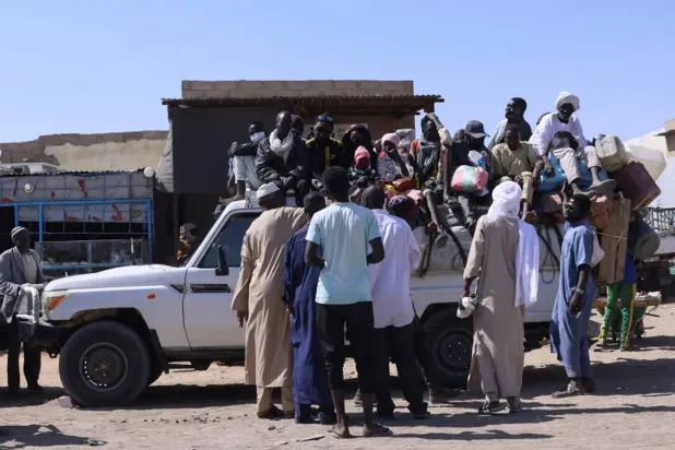مسافرون في محطة نقل بمدينة الطينة شرق تشاد يتجهون إلى أدري التي تبعد 250 كلم جنوباً - نوفمبر 2025 (رويترز)