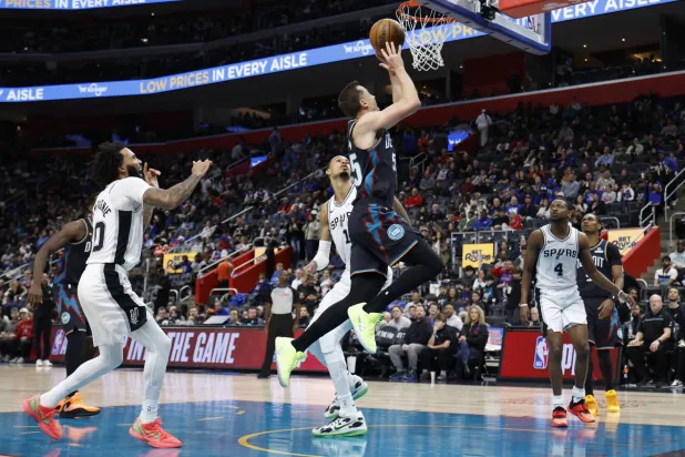 سجل العملاق الفرنسي فيكتور ويمبانياما 21 نقطة وقاد فريقه سان أنطونيو سبيرز لفوزه التاسع توالياً (رويترز)