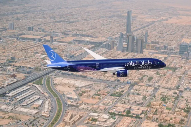 إحدى طائرات «طيران الرياض» تحلق في سماء العاصمة السعودية (صندوق الاستثمارات العامة)