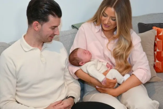 الطفل هوغو باول مع والديه (صورة نشرتها مؤسسة زراعة الرحم الخيرية في المملكة المتحدة)