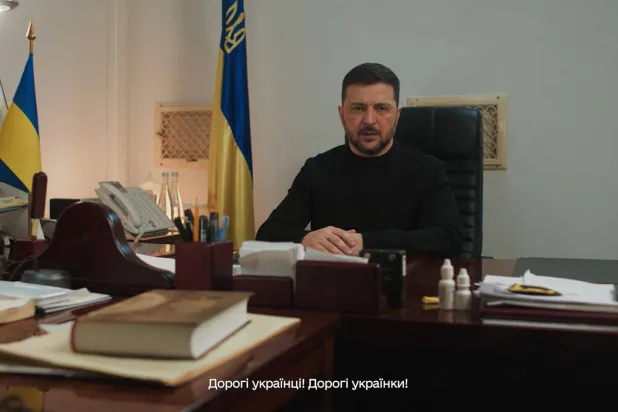 الرئيس الأوكراني فولوديمير زيلينسكي يلقي كلمة بمناسبة الذكرى الرابعة للغزو الروسي (د.ب.أ)