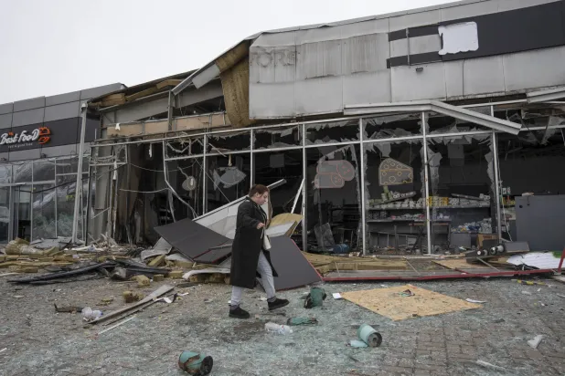 موقع ضربة بطائرة مسيّرة روسية في وسط مدينة كراماتورسك بشرق أوكرانيا (إ.ب.أ)