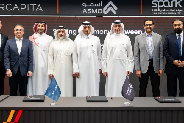 سالم الهريش وعيسى بن حسام آل خليفة مع ممثلي الجهات بعد إبرام الشراكة (الشرق الأوسط)