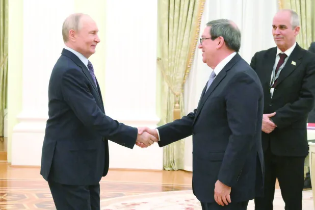 الرئيس الروسي فلاديمير بوتين مستقبلاً وزير الخارجية الكوبي برونو رودريغيز في الكرملين 18 فبراير (د.ب.أ)