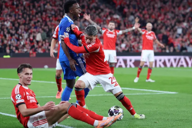 جانب من الاعتداء العنصري الذي ارتكبه جيانلوكا بريستياني لاعب بنفيكا البرتغالي على فينيسيوس جونيور (أ.ف.ب)