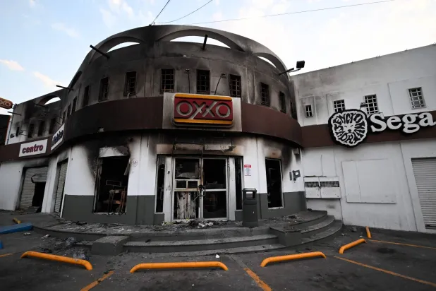 جانب من أعمال العنف بالقرب من وادي الحجارة عقب عملية عسكرية يوم الأحد أسفرت عن مقتل زعيم عصابة المخدرات نميسيو أوسجيرا (أ.ف.ب)