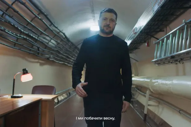 شاهد... زيلينسكي يكشف عن ملجأ القيادة أسفل المجمع الرئاسي في كييف