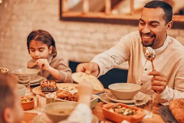 يفضل توزيع الطعام على مراحل لتجنب مشكلات الهضم في رمضان (غلف نيوز)