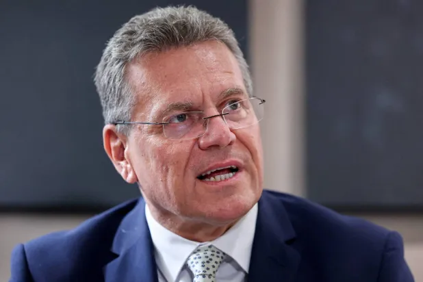 سيفكوفيتش يتحدث إلى وسائل الإعلام خلال حضوره اجتماع وزراء اقتصاد رابطة دول جنوب شرق آسيا في سبتمبر (رويترز)