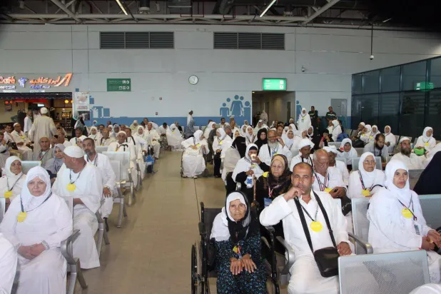 حجاج مصريون داخل مطار القاهرة استعداداً للسفر إلى المملكة لأدء المناسك (أرشيفية - مصر للطيران)