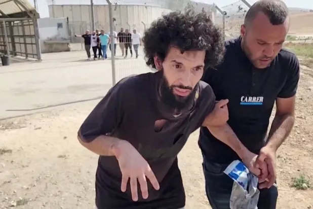 الأسير الفلسطيني معزز عبيات عقب الإفراج عنه من سجن إسرائيلي قرب مدينة الخليل في الضفة الغربية عام 2024 (رويترز)