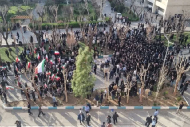 صورة نشرتها طلاب جامعة شريف تظهر مجموعة من الطلاب يحملون العلم الرسمي الإيراني مقابل طلاب ينظمون احتجاجاً 