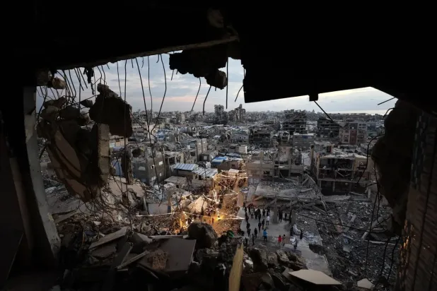 Gazze Şeridi'nin kuzeyindeki Cibaliye Mülteci Kampı’nda yıkılmış binaların enkazı arasında iftar için bir araya gelen yerinden edilmiş Gazzeliler (AFP)