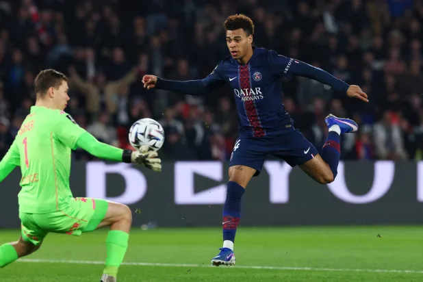 ديزيري دوي في لحظة تسجيله بمرمى ميتز (رويترز)