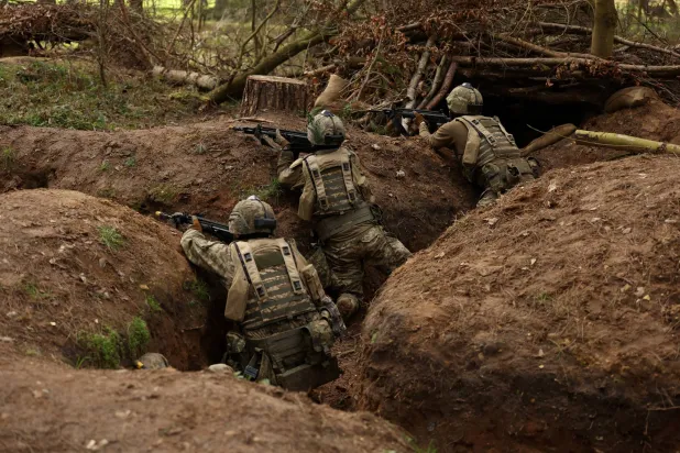 جنود أوكرانيون يشاركون في مناورة تكتيكية بمناسبة الذكرى السنوية الرابعة للغزو الروسي الشامل لأوكرانيا وذلك في معسكر تدريب للجيش البريطاني في إيست أنغليا... بريطانيا 24 فبراير 2026 (رويترز)