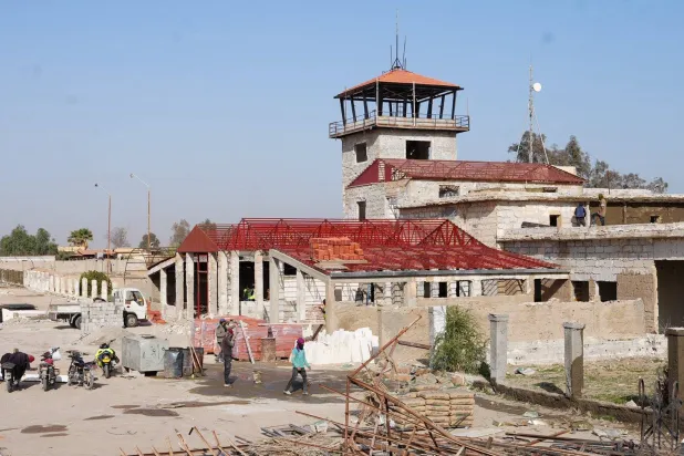 الورشات الفنية والهندسية تواصل تنفيذ مشروع تأهيل مطار دير الزور المدني (الهيئة العامة للطيران المدني السوري)

 