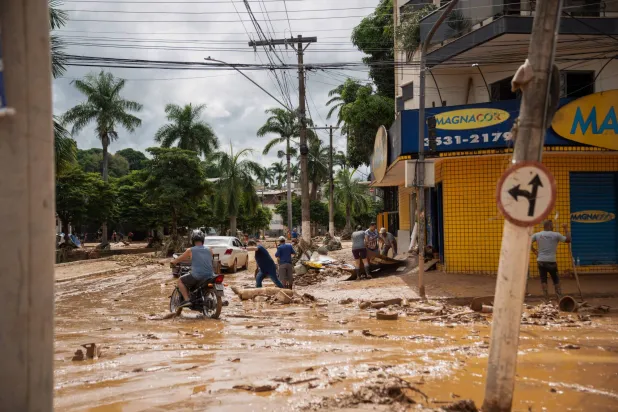 طرق مغطاة بالطين في جنوب شرقي البرازيل بعد هطول أمطار غزيرة (د.ب.أ) 