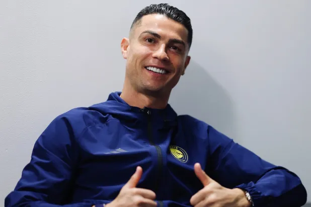 رونالدو خلال وجوده في مطار الرياض برفقة البعثة النصراوية (موقع النادي)