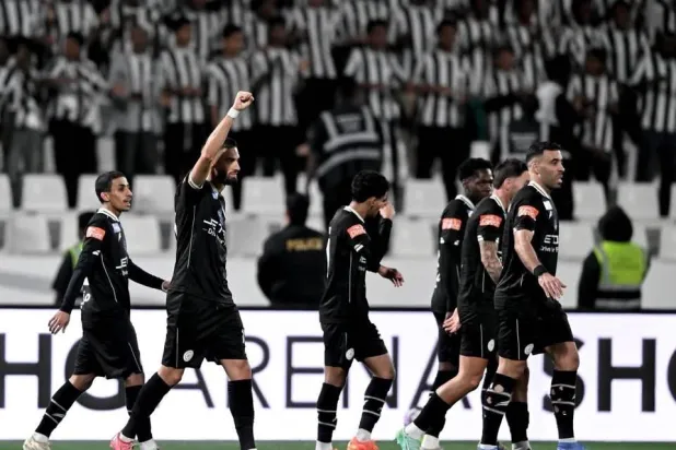 كاراسكو يحتفل بعد الجزائية ويبدو المهاجم عبد الرزاق حمد الله (موقع النادي)