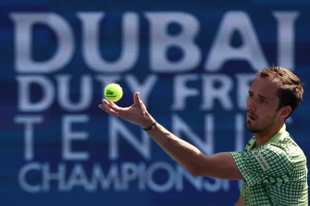 الروسي دانييل مدفيديف يتألق في دبي (رويترز)