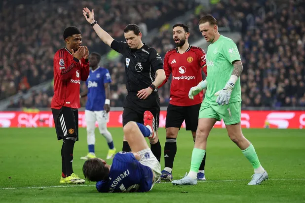 «فيفا» يدرس إجراءات لمنع إهدار الوقت في الإصابات (رويترز) 