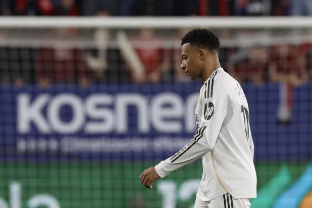 النجم الفرنسي كيليان مبابي لن يخوض لقاء بنفيكا (رويترز)