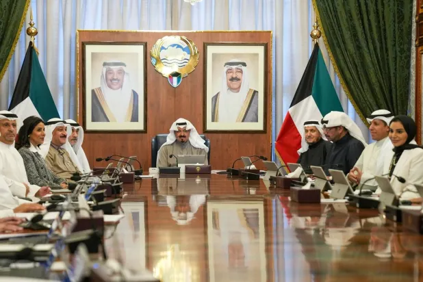 الشيخ أحمد عبد الله الأحمد الصباح رئيس الحكومة الكويتية خلال ترؤسه اجتماعاً لمجلس الوزراء في قصر بيان الثلاثاء (كونا)