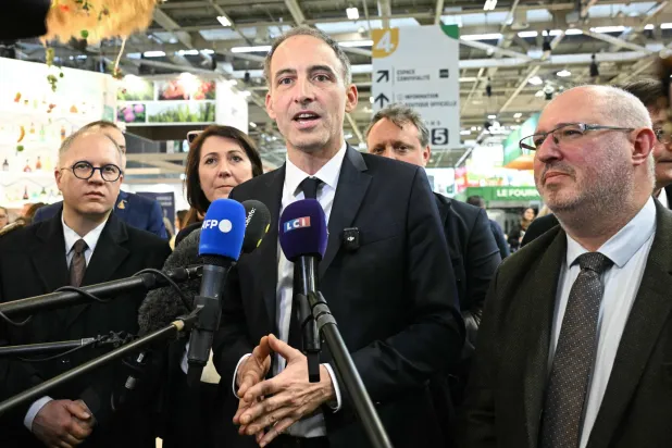 السياسي الفرنسي رافاييل غلوكسمان المنتمي ليسار الوسط يتحدث إلى الصحافة في أثناء زيارته معرضاً في باريس 23 فبراير 2026 (أ.ف.ب)