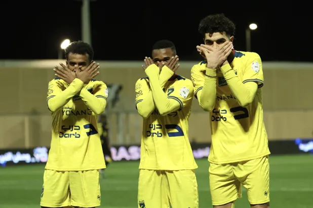 لاعبو الحزم يحتفلون بهدف التعادل (تصوير: عبد العزيز النومان) 